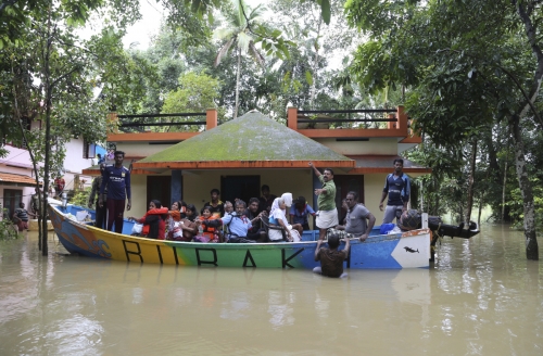 ▲19일(현지시간) 인도 케랄라 주에서 자원봉사자들이 고립된 주민들을 구조하고 있다. 케랄라/AP연합뉴스
