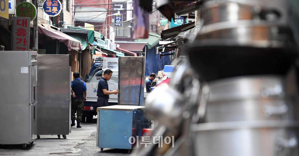 ▲지난해 8월 서울 중구 서울중앙시장의 중고 주방용품 상점에 폐업한 음식점에서 사들인 중고 주방용품들이 잔뜩 쌓여 있다.(이투데이DB)