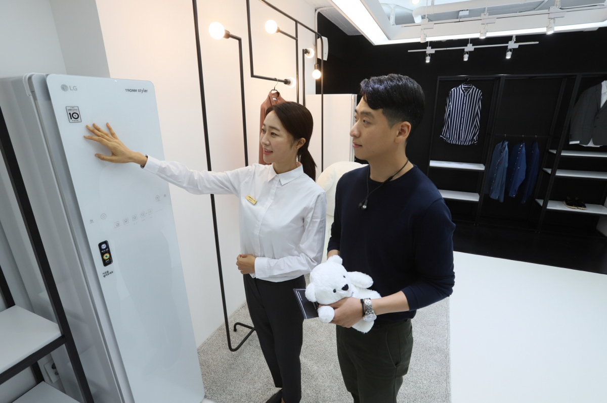 ▲LG전자는 이달 31일 독일 베를린에서 개막하는 ‘IFA 2018’ 전시회에서 'LG 스타일러 씽큐'를 공개한다. 신사동 가로수길에 문을 연 'LG 트롬 스타일러 라운지'.(사진제공 LG전자)