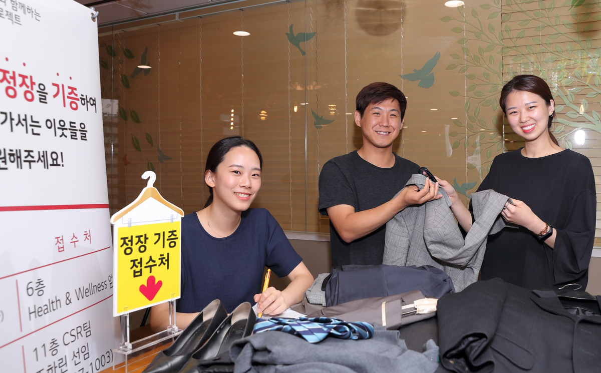 ▲LG디스플레이 임직원 100여명이 정장 의류 및 소품 600여점을 기부했다. 사진은 임직원들이 정장을 기부하고 있는 모습. (사진제공 LG디스플레이)