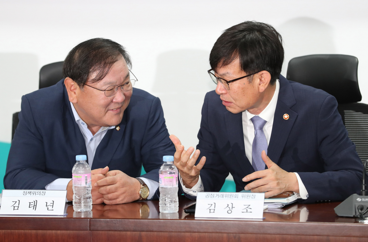 ▲21일 오전 국회 의원회관에서 열린 공정거래법 전면개정 당정협의에서 더불어민주당 김태년 정책위의장과 김상조 공정거래위원장이 얘기하고 있다.(연합뉴스)