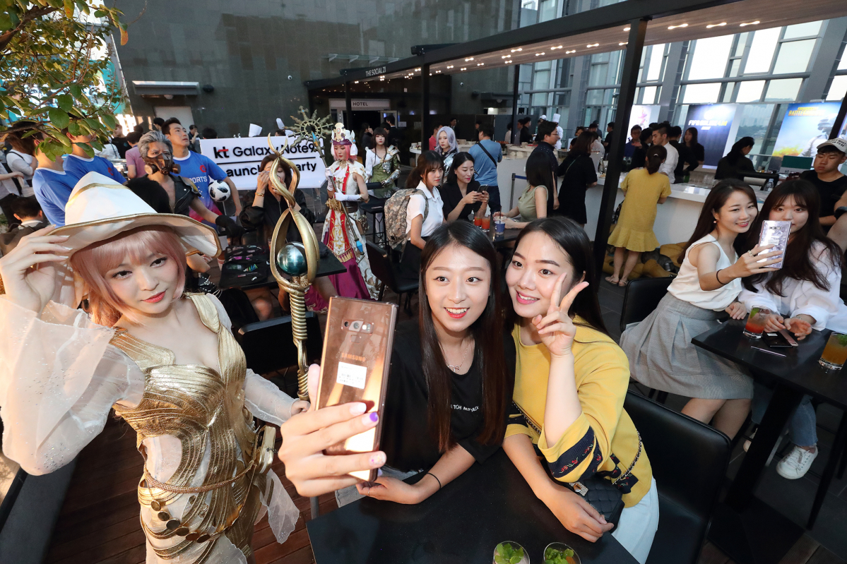 ▲KT 갤럭시 노트9 사전개통 전야파티에 참석한 예약가입자가 갤럭시 노트9을 직접 체험해보고 있다.(사진제공= KT)