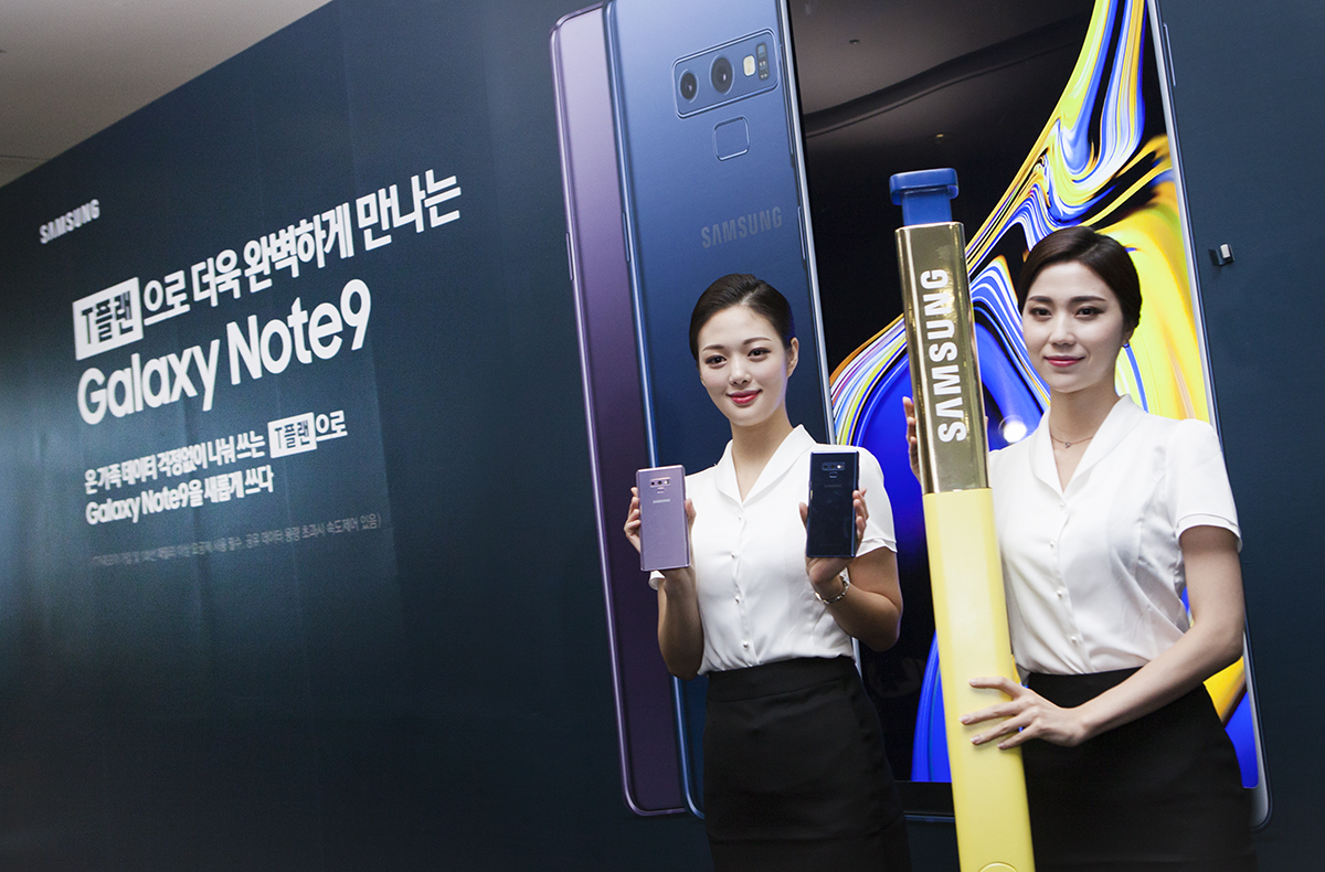 ▲SK텔레콤이 21일 본사 T타워에서 갤럭시 노트9 개통행사를 열었다. 사진은 SK텔레콤 홍보모델이 갤럭시 노트9을 들고 홍보하고 있는 모습.(사진제공= SK텔레콤)