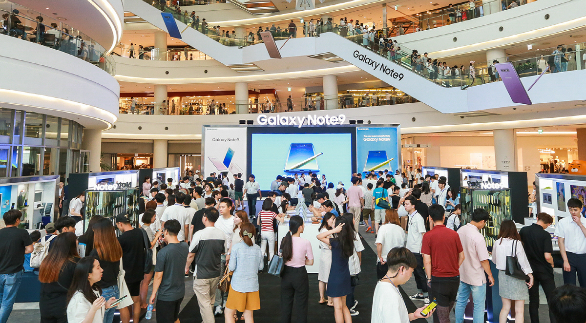 ▲서울 영등포 타임스퀘어 아트리움 광장의 ‘갤럭시 스튜디오’가 ‘갤럭시 노트9’을 체험하는 소비자들로 붐비고 있다. 사진제공 삼성전자