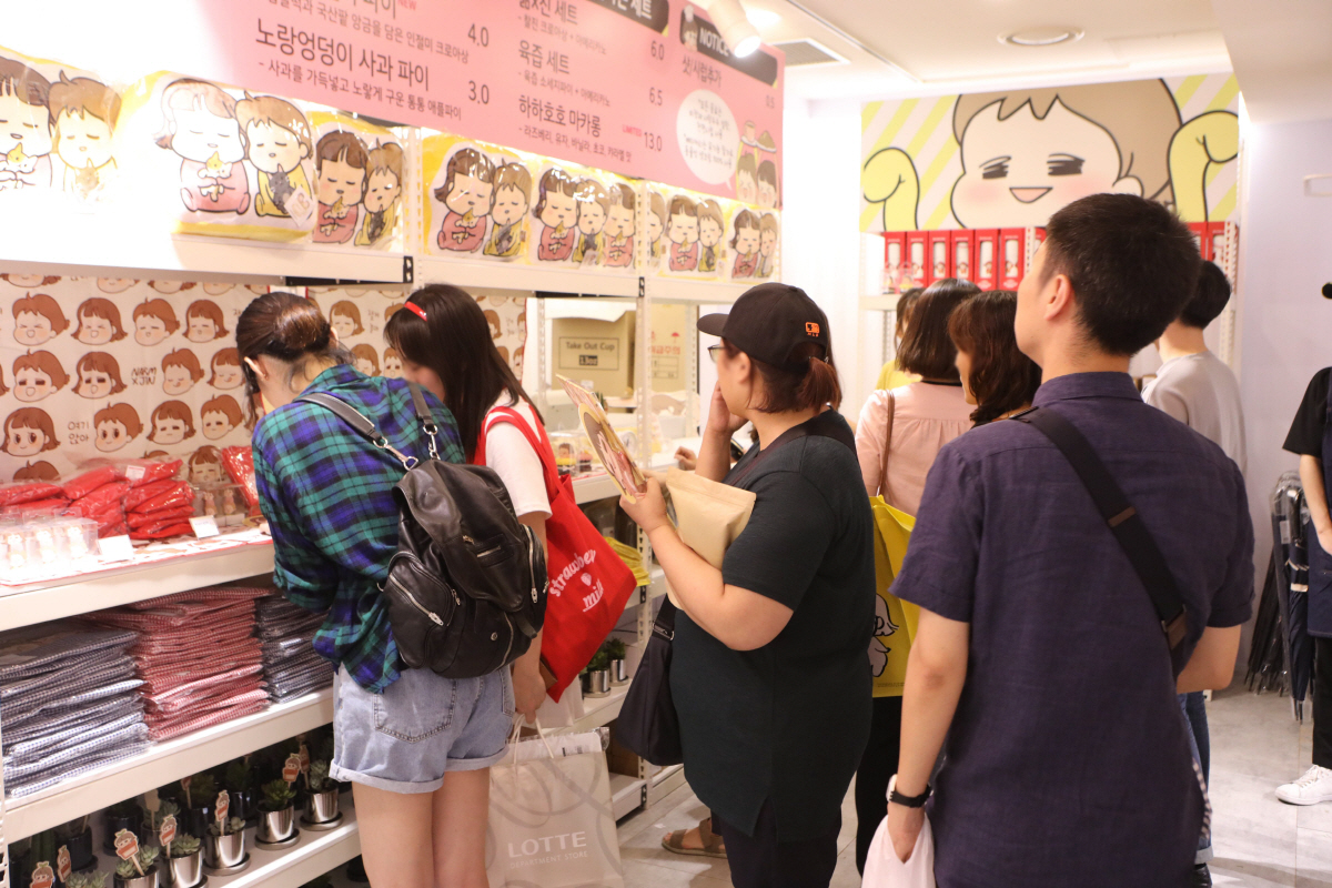 ▲롯데백화점 잠실점은 10~19일 인기 웹툰 캐릭터를 활용한 ‘카페 낢×진’ 팝업스토어를 운영해 소비자에게 인기를 끌었다.