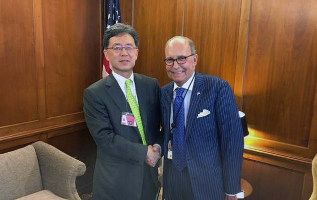 ▲김현종 통상교섭본부장이 "미국 무역확장법 232조가 한국이 아닌 다른 제조국을 타깃으로 삼고 있다"고 전망했다. 지난달 20일 미국 워싱턴 D.C. 백악관內 회의실에서 래리 커들로(Larry Kudlow) 美 국가경제위원회(NEC) 의장과 만난 김 본부장의 모습. (사진제공=산업통상자원부 )
