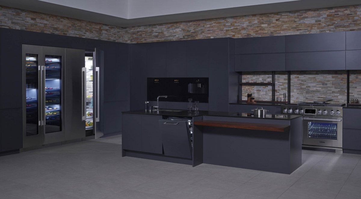 ▲LG전자가 180억 달러 규모 유럽 빌트인 시장에 초프리미엄 빌트인 주방가전 브랜드인 시그니처 키친 스위트를 공식 론칭한다. LG전자는 이달 말 독일 베를린에서 열리는 가전전시회 IFA 2018에서 전시장 야외 정원에 시그니처 키친 스위트만을 위한 900㎡ 규모 단독 브랜드관을 마련한다. 사진은 시그니처 키친 스위트 제품들로 꾸민 주방.(사진제공 LG전자)