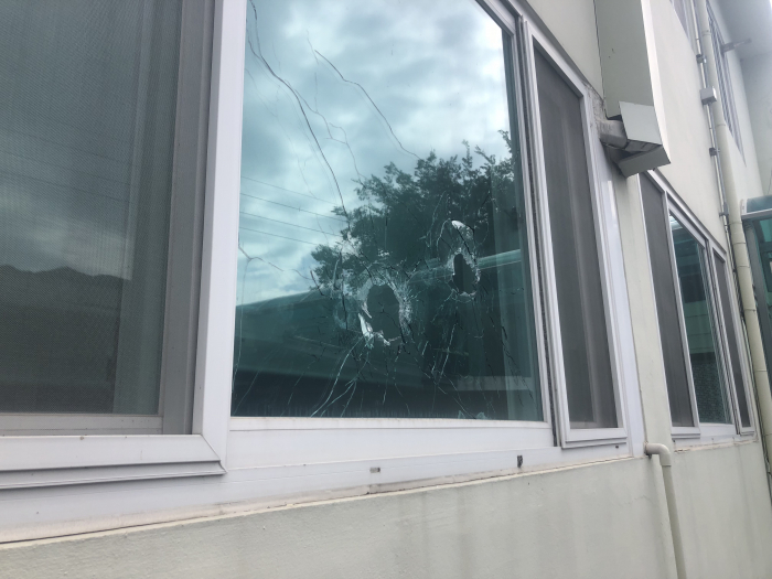 ▲21일 경북 봉화군 소천면사무소 창문이 깨져 있다. 이날 오전 이곳에서 70대 남성이 엽총을 난사해 직원 2명이 크게 다쳐 병원으로 이송됐다.(연합뉴스)