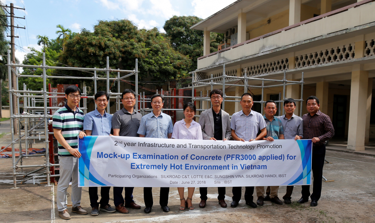 ▲베트남 건설기술연구원(IBST)으로부터 성능인증 받은 기념으로 석원균 롯데건설 팀장(사진 좌측에서 세번째)를 비롯한 기술촉진사업 국제공동연구진이 기념 촬영을 하고 있다.(사진=롯데건설)