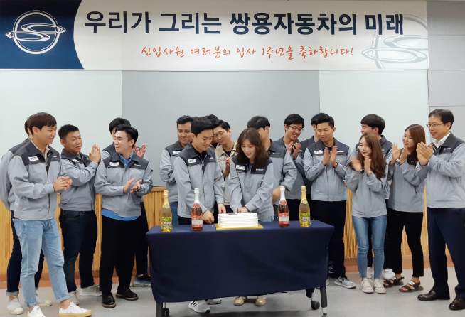 ▲지난해 입사한 쌍용자동차 신입사원들이 지난 16일 평택공장 본사에서 열린 간담회에 참석해 쌍용자동차 인력/관리본부장 이상원 상무(사진 맨오른쪽) 등과 함께 입사 1주년을 축하하고 있다.(사진제공=쌍용차)
