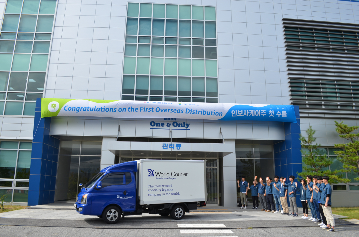 ▲코오롱생명과학이 무릎 골관절염 유전자 치료제 ‘인보사’의 홍콩·마카오 지역 첫 수출 물량을 22일 출하하고 있다.(사진제공=코오롱생명과학)