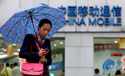 ▲중국 상하이에서 한 여성이 자신의 핸드폰을 사용하고 있다. 20일(현지시간) 중국인터넷정보센터(CNNIC)는 중국 내 인터넷 사용자 수가 6월 말 기준으로 8억200만 명에 달한다고 발표했다. 상하이/로이터연합뉴스
