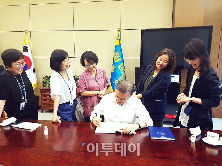 ▲문재인 대통령은 22일 청와대 여성비서관들과 여성 관련 현안, 상호 존중하는 직장 문화 등에 대한 대화를 나누며 점심을 함께 했다. 사진 왼쪽부터 신미숙 균형인사비서관, 김혜애 기후환경비서관, 엄규숙 여성가족비서관, 문재인 대통령, 정혜승 디지털소통센터장, 신지연 해외언론비서관.(사진제공=청와대)