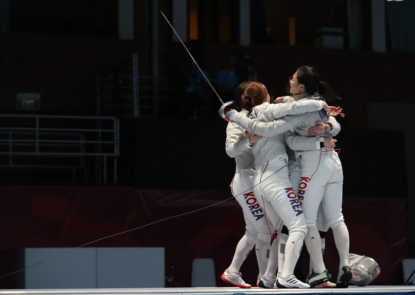 ▲<YONHAP PHOTO-5836> '금메달이다!'    (자카르타=연합뉴스) 신준희 기자 = 22일(현지시간) 인도네시아 자카르타 컨벤션센터 펜싱장에서 열린 2018 자카르타-팔렘방 아시안게임 펜싱 여자 사브르 단체전에서 중국을 꺾고 금메달을 차지한 한국 김지연(맨 오른쪽) 등 선수들이 환호하고 있다. 2018.8.22    hama@yna.co.kr/2018-08-22 21:09:26/<저작권자 ⓒ 1980-2018 ㈜연합뉴스. 무단 전재 재배포 금지.>