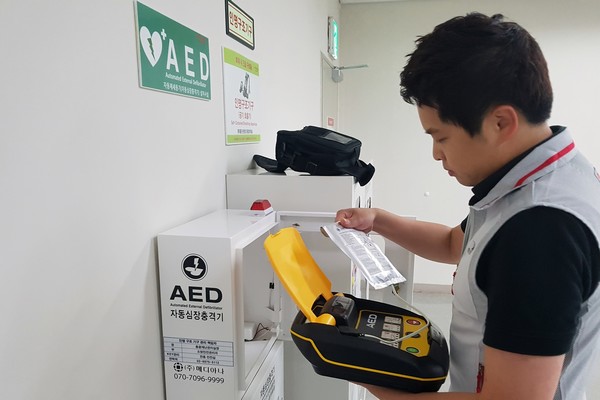 ▲롯데마트 직원이 매장에 설치된 자동심장충격기(AED)를 점검하고 있다.(사진제공=롯데쇼핑)
