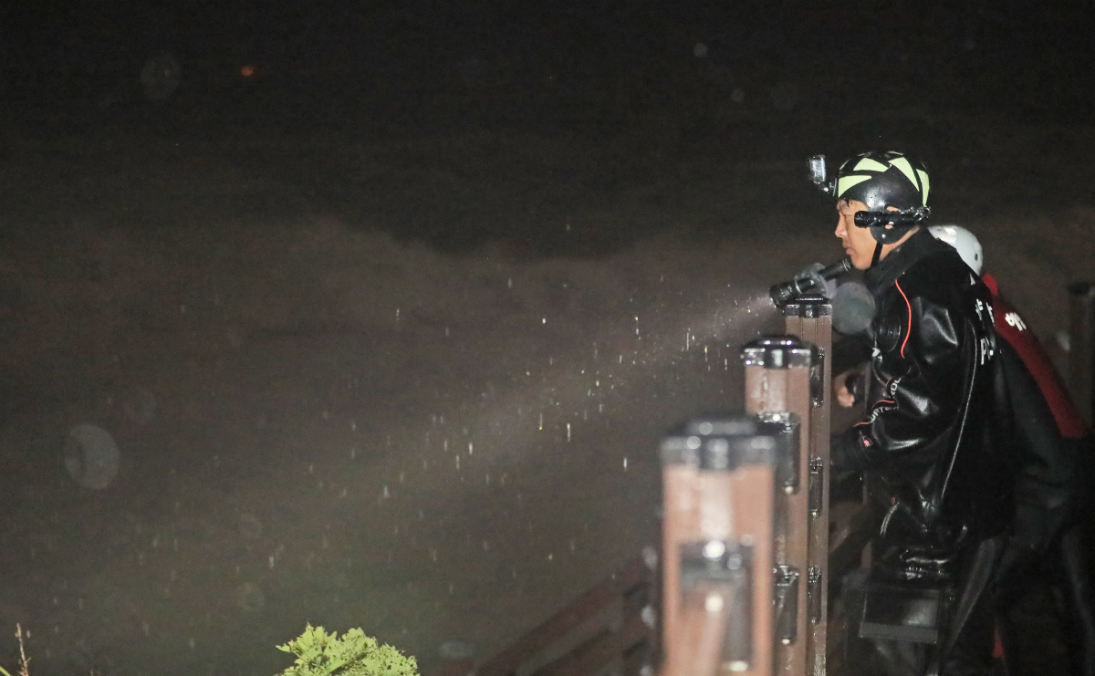 ▲제주도가 태풍의 직접 영향권에 든 22일 밤 서귀포시 소정방 폭포에서 20대 여성이 파도에 휩쓸려 실종돼 해경이 수색하고 있다.(연합뉴스)