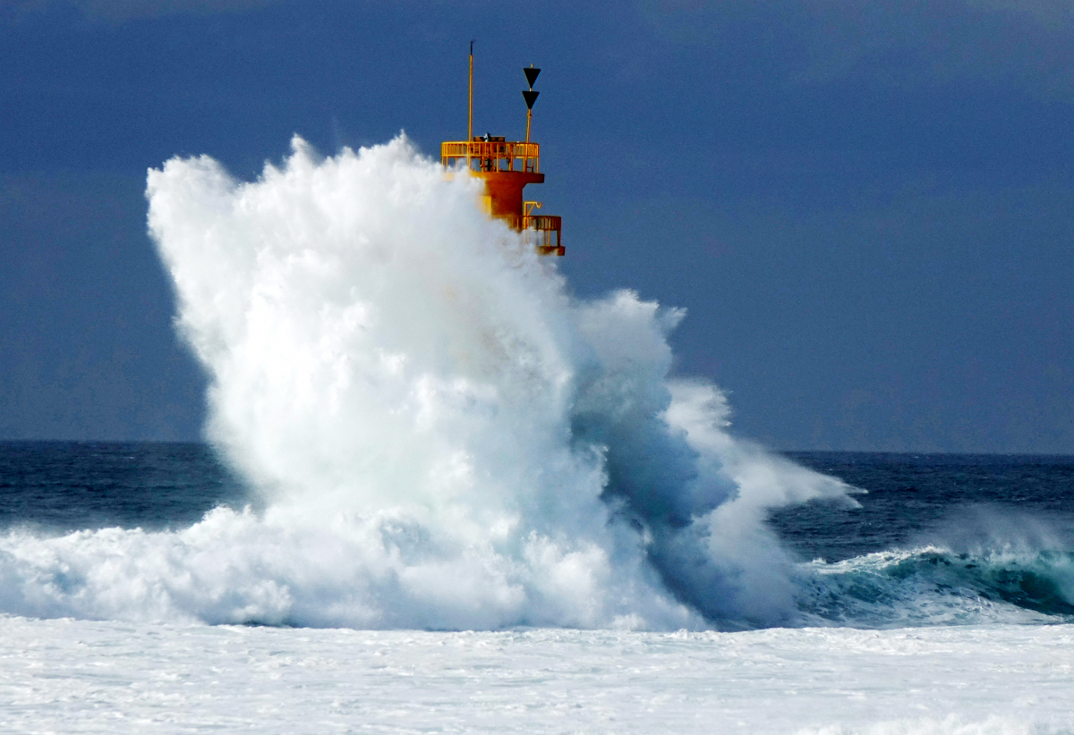 ▲제19호 태풍 '솔릭'의 영향으로 22일 오전 제주도 서귀포시 남원읍 남원1리 포구에 서있는 등대를 중심으로 거센 파도가 몰아치고 있다.(뉴시스)