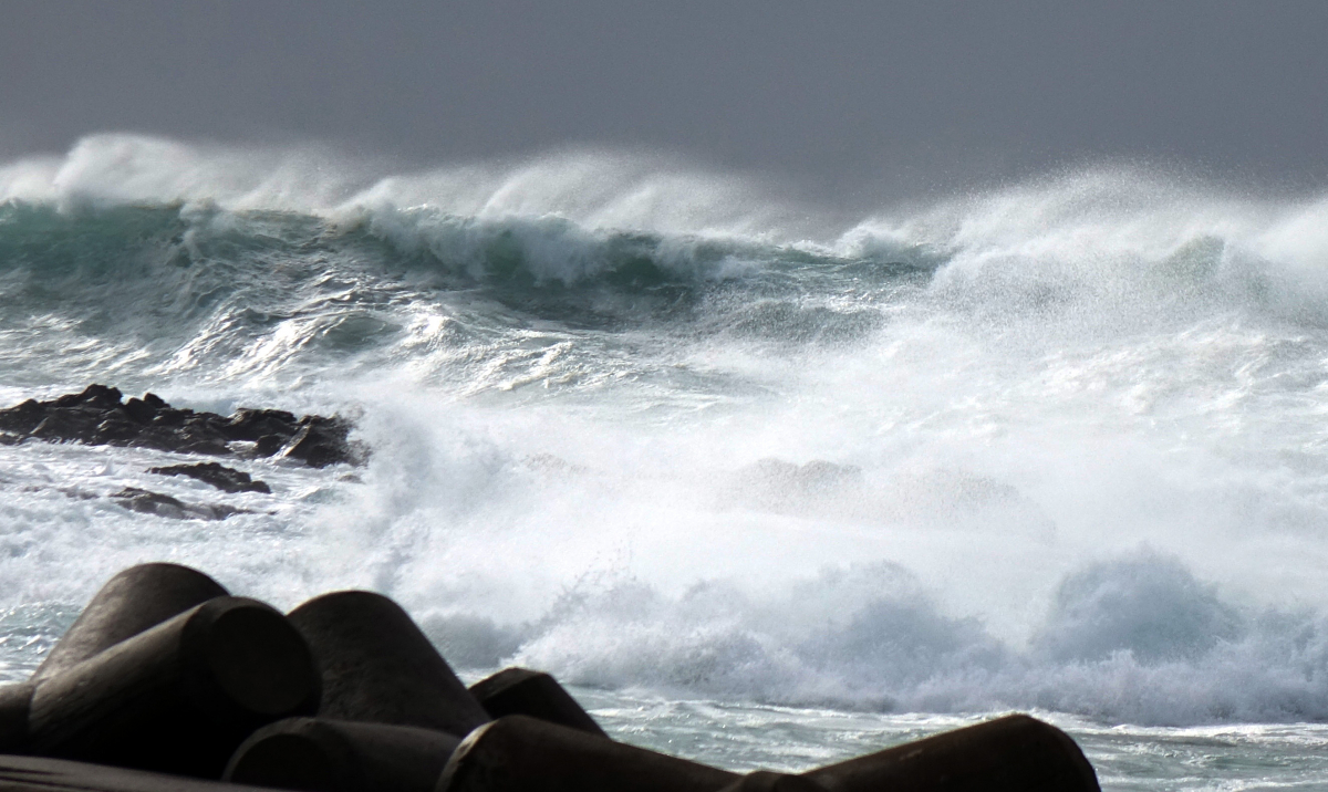 ▲제19호 태풍 '솔릭'의 영향으로 22일 오전 제주도 서귀포시 남원읍 남원1리 포구에 거센 파도가 몰아쳤다.(뉴시스)