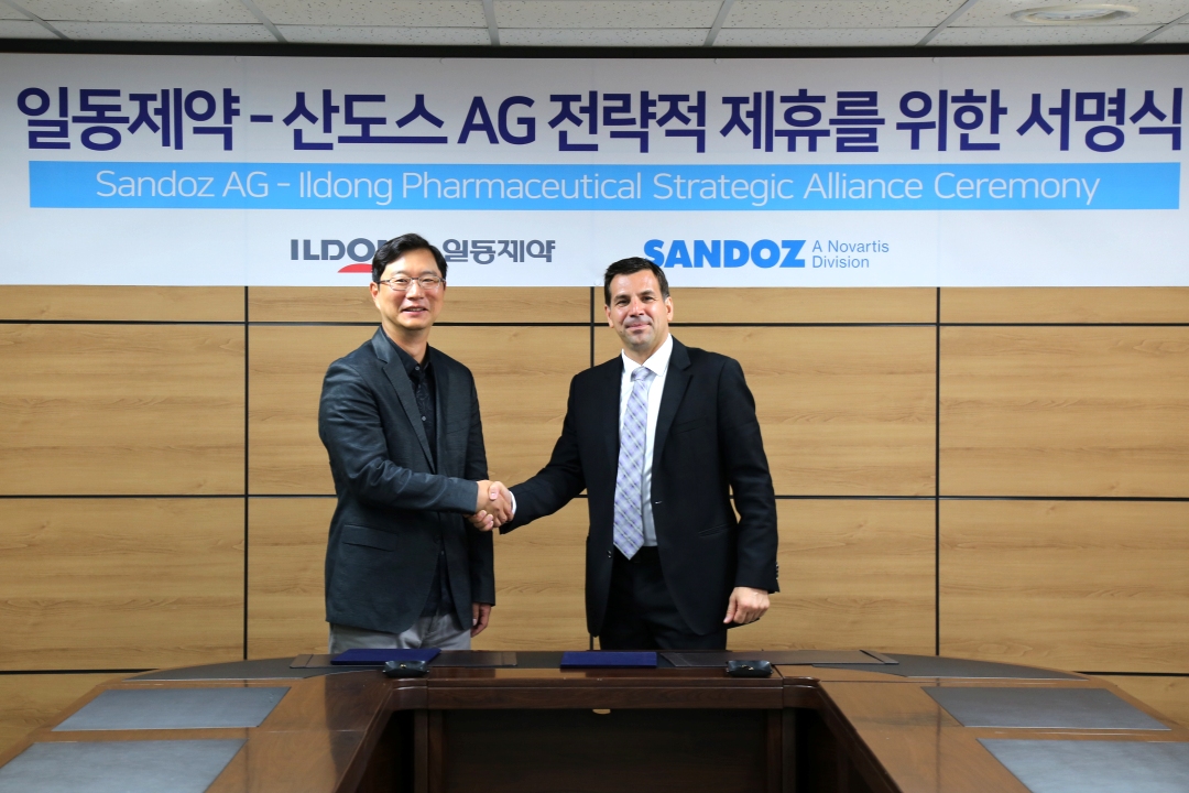 ▲윤웅섭 일동제약 대표(왼쪽)와 프랜시스 베일런트 산도스 아세안 및 북아시아 지역 책임자가 양해각서 체결 후 기념 촬영을 하고 있다.(사진제공=일동제약)