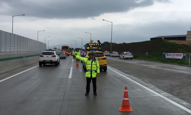 ▲태풍 솔릭 북상에 따라 한국도로공사가 고속도로 통행제한 검토에 나섰다. 사진은 구리-포천 고속도로의 비상대피 훈련 모습.  (사진제공=경기북부경찰청 제공)