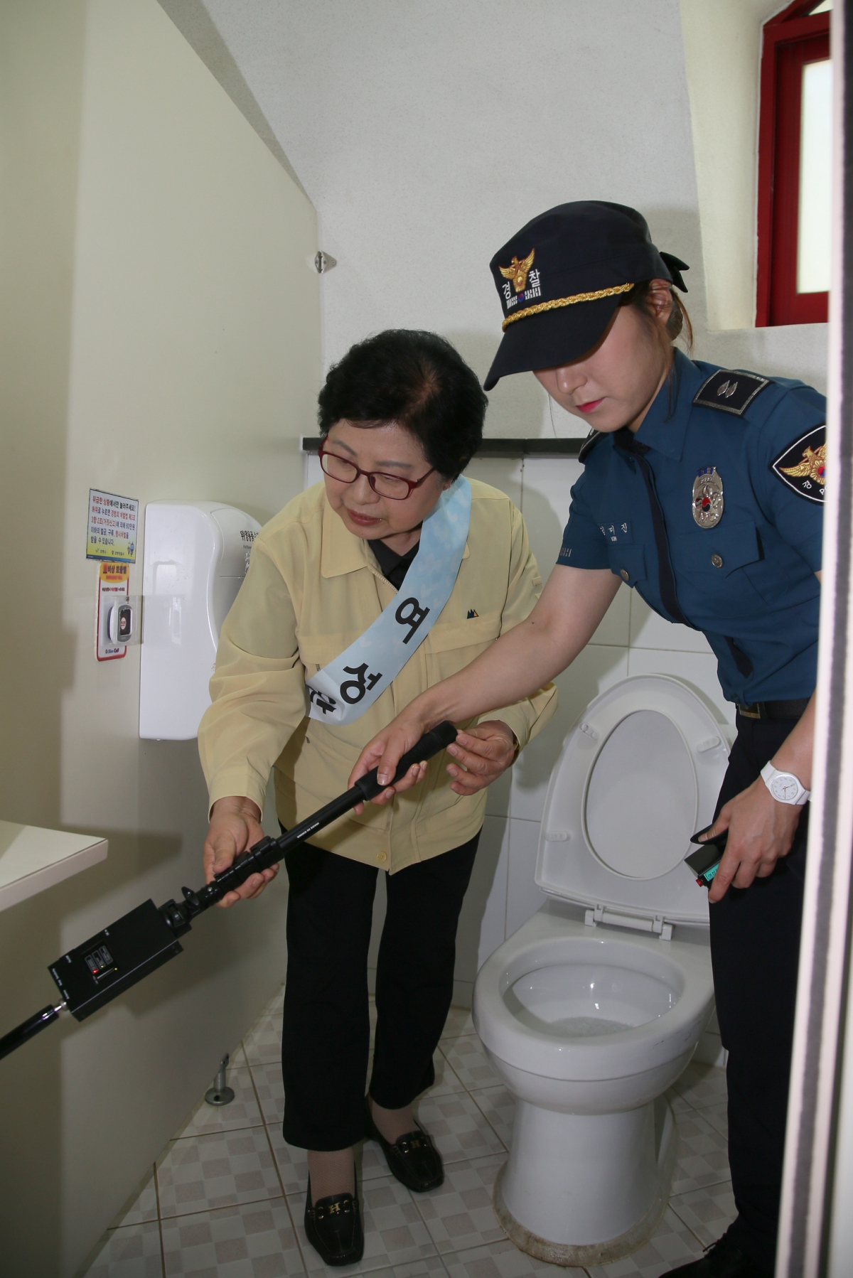 ▲정현백 여가부 장관이 7월 19일 대천 해수욕장 점검현장을 직접 찾아 공공화장실과 탈의실 내 불법촬영 카메라설치 여부를 점검하고 있다.(사진제공=여성가족부)