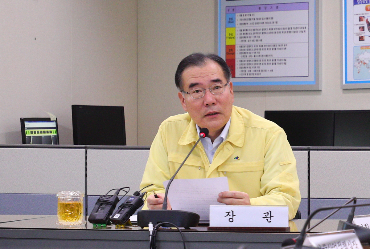 ▲이개호 농림축산식품부 장관은 24일 정부세종청사에서 긴급회의를 열어 태풍 북상에 따른 농가 피해와 대응 방안을 점검했다.(농림축산식품부)