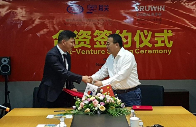 ▲왼쪽부터 남용현 트루윈 대표, 류군승 남경오렌자동차 대표(사진 = 트루윈)