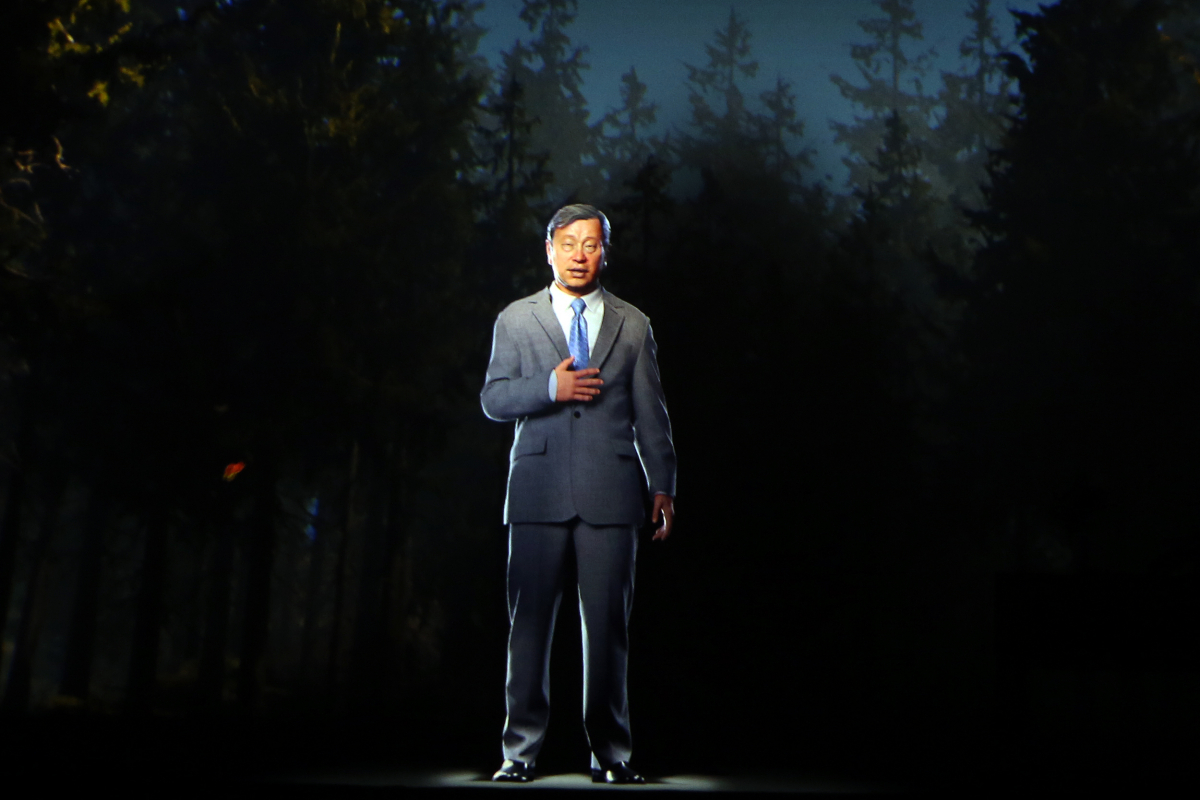 ▲24일 서울 광장동 워커힐 호텔에서 열린 고 최종현 SK회장 20주기 추모행사에서 홀로그램으로 재현된 고 최종현 회장이 행사 참석자들에게 인사를 전하고 있다. (사진 제공=SK)