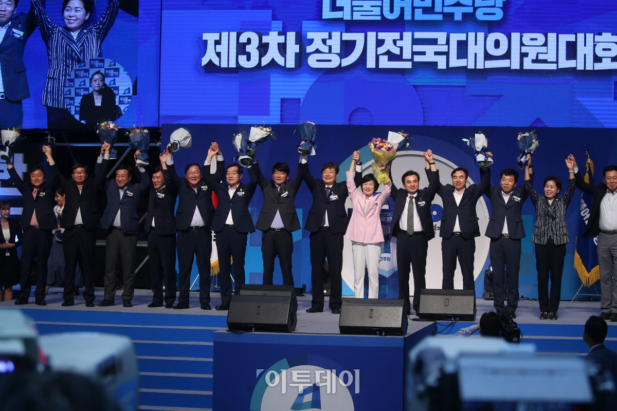 ▲25일 오후 서울 올림픽 체조경기장에서 열린 더불어민주당 전국대의원대회에서 당 지도부가 꽃다발을 들고 인사하고 있다. (조현정 기자 jhj@)