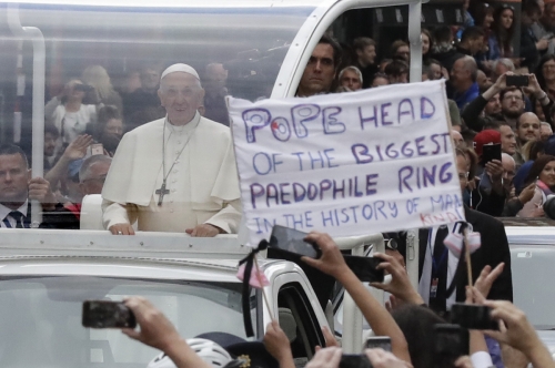 ▲25일(현지시간) 프란치스코 교황이 아일랜드 더블린을 방문해 행진하고 있는 가운데 시민들이 ‘아동 성폭력’과 관련한 비판 메시지를 담은 플래카드를 들고 있다. 더블린/AP연합뉴스
