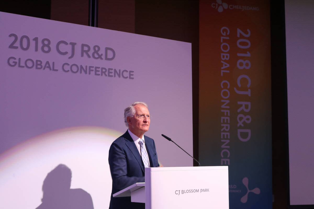 ▲　24일 열린 ‘2018 CJ R&amp;D 글로벌 콘퍼런스’에 참석한 세계 미생물위생학회장 빌헬름 홀자펠 한동대 교수가 마이크로바이옴의 건강 유용성에 대해 강연하고 있다. (사진제공=CJ제일제당)