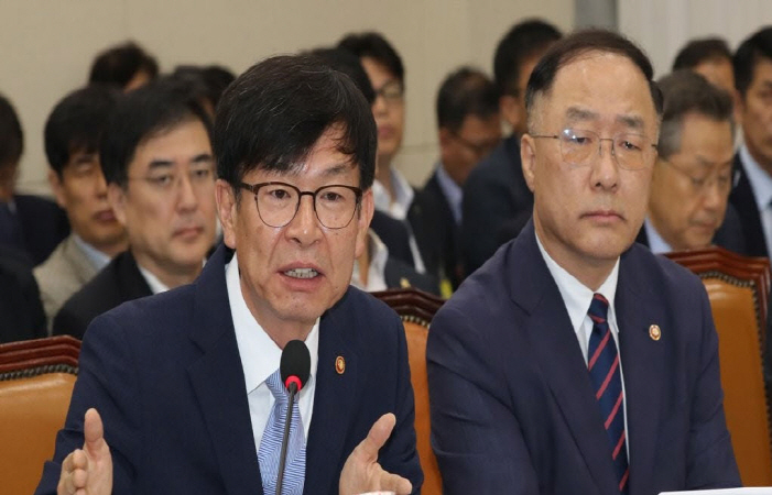 ▲김상조 공정거래위원장(왼쪽)이 27일 국회 정무위 전체회의에서 의원질의에 답변하고 있다.(연합뉴스)