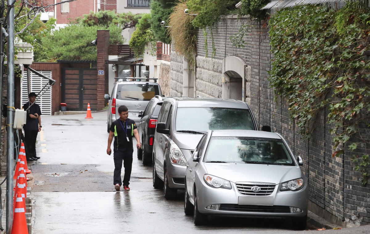 ▲5·18민주화운동 희생자 명예를 훼손한 혐의(사자명예훼손)로 기소된 전두환 전 대통령이 광주지법에서 열리는 재판에 불출석하기로 한 27일 오전 서울 서대문구 연희동 전 전 대통령 자택이 출입자 없이 조용한 모습이다. 전 전 대통령은 알츠하이머를 이유로 재판에 불출석 했다. (연합뉴스)