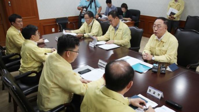 ▲홍남기 국무조정실장(오른쪽)이 관계 차관회의를 주재하고 있다. (사진=연합뉴스)