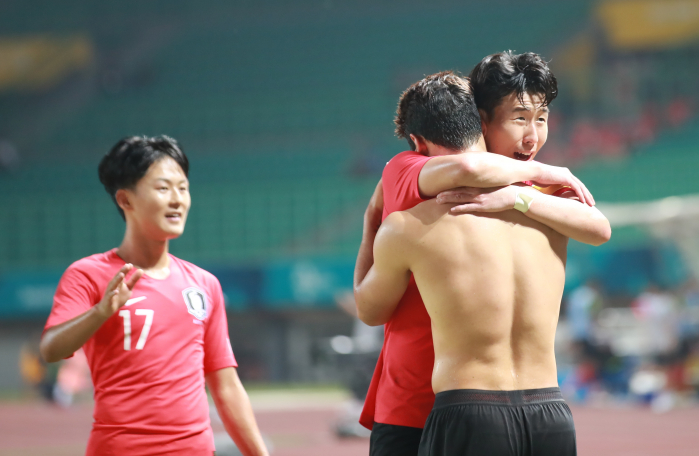 ▲27일 오후(현지시간)인도네시아 자와바랏주 브카시의 패트리엇 스타디움에서 열린 2018 자카르타-팔렘방 아시안게임(AG) 남자 축구 8강 우즈베키스탄과의 경기에서 손흥민이 패널티킥을 성공시킨 황희찬과 포옹하고 있다.(연합뉴스)