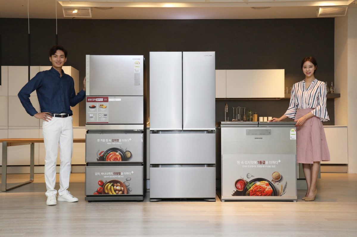 ▲삼성전자 모델이 김치는 물론, 바나나·감자 등 보관이 까다로운 식재료까지 맞춤 보관이 가능한 프리미엄 김치냉장고 2019년형 ‘김치플러스’를 소개하고 있다.(사진제공 삼성전자)