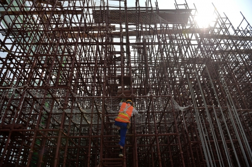 ▲14일(현지시간) 중국 쓰촨성의 청두시 건설현장에서 건설 기술자가 철강 구조물을 오르고 있다. 청두/로이터연합뉴스
