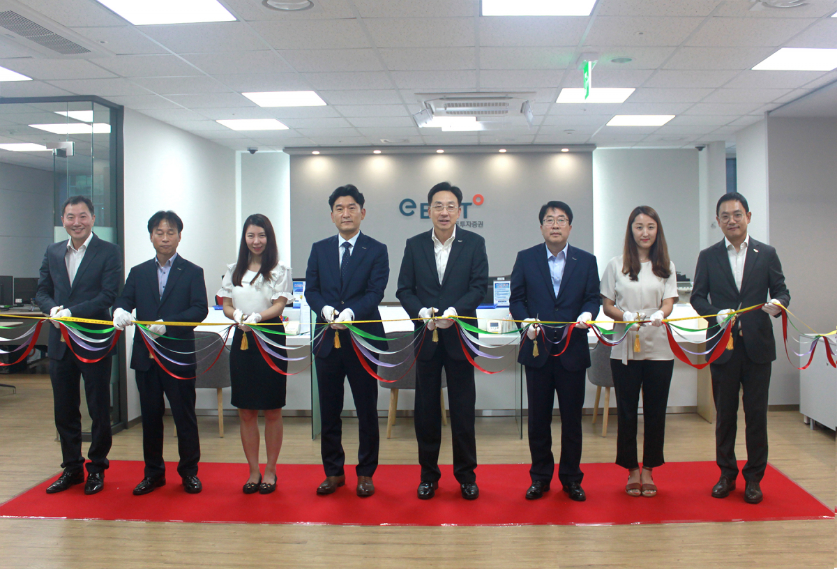 ▲왼쪽부터 조문종 테헤란금융센터장, 이명연 강남금융센터장, 이윤실 강북금융센터 업무파트장, 전상부 강북금융센터장, 홍원식 대표이사, 김용두 리테일금융본부장, 장윤경 강북금융센터 주임, 성시돈 영업부장)(사진제공=이베스트투자증권)