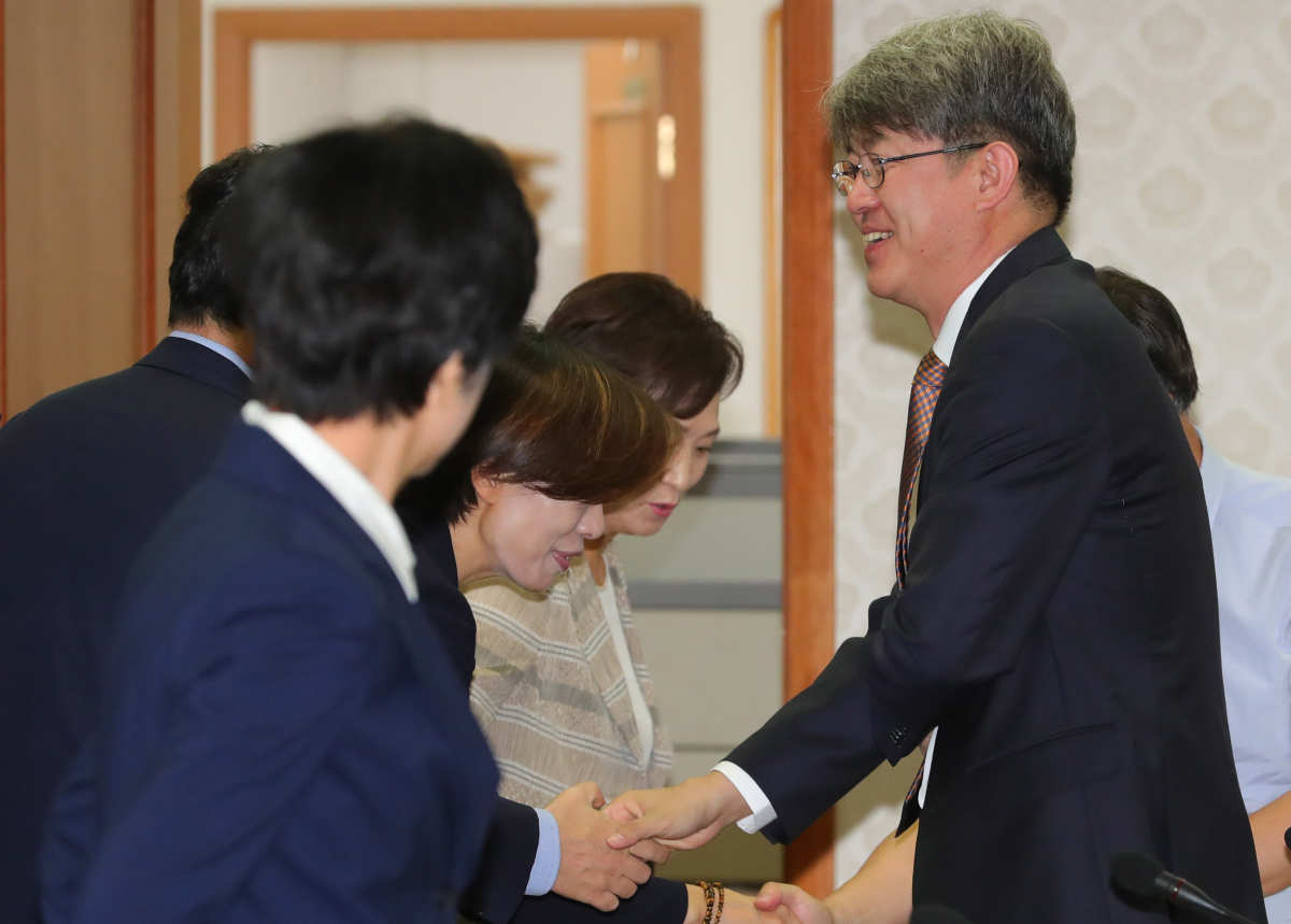 ▲28일 오전 서울 종로구 정부서울청사에서 열린 국정현안점검조정회의에 참석한 강신욱(오른쪽) 신임 통계청장이 국무위원들과 악수하고 있다.(뉴시스)