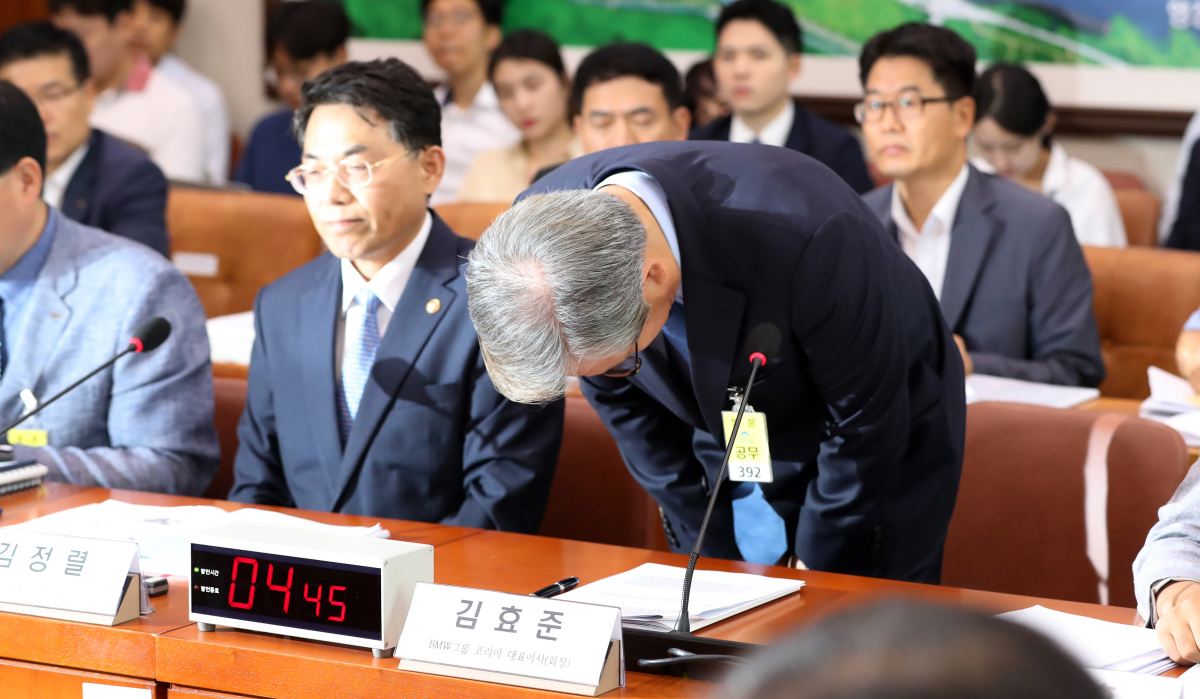 ▲김효준 BMW코리아 대표이사 회장이 28일 국회에서 열린 국토교통위원회 전체회의 BMW차량 화재관련 공청회에서 고개숙여 사과하고 있다. (연합뉴스)