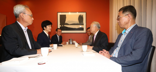 ▲28일 오후 광화문 달개비에서 노사정 대표들이 회동하고 있다. 이번 만남에서 참석자들은 노사정 대표자 4차 회의 개최와 사회적 대화 추진 방안 등을 논의할 것으로 알려졌다. 왼쪽부터 문성현 경제사회노동위원장, 김영주 고용노동부 장관, 김준동 대한상의 부회장, 김명환 민주노총 위원장, 손경식 경총 회장, 김주영 한국노총 위원장. 2018.8.28(연합뉴스)