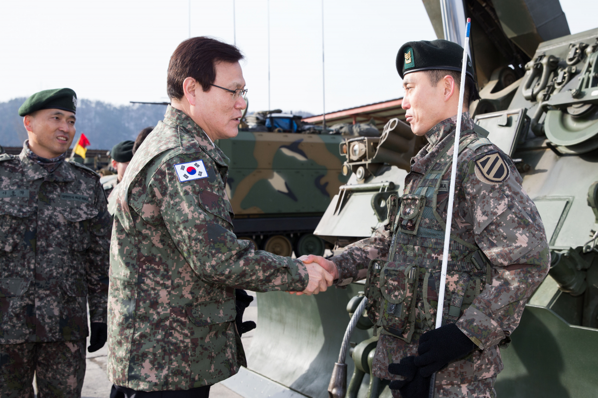 ▲최종구 금융위원장이 4일 강원도 홍천군 육군 제11기계화보병사단을 방문해 국군장병들을 격려하고 있다. (연합뉴스)