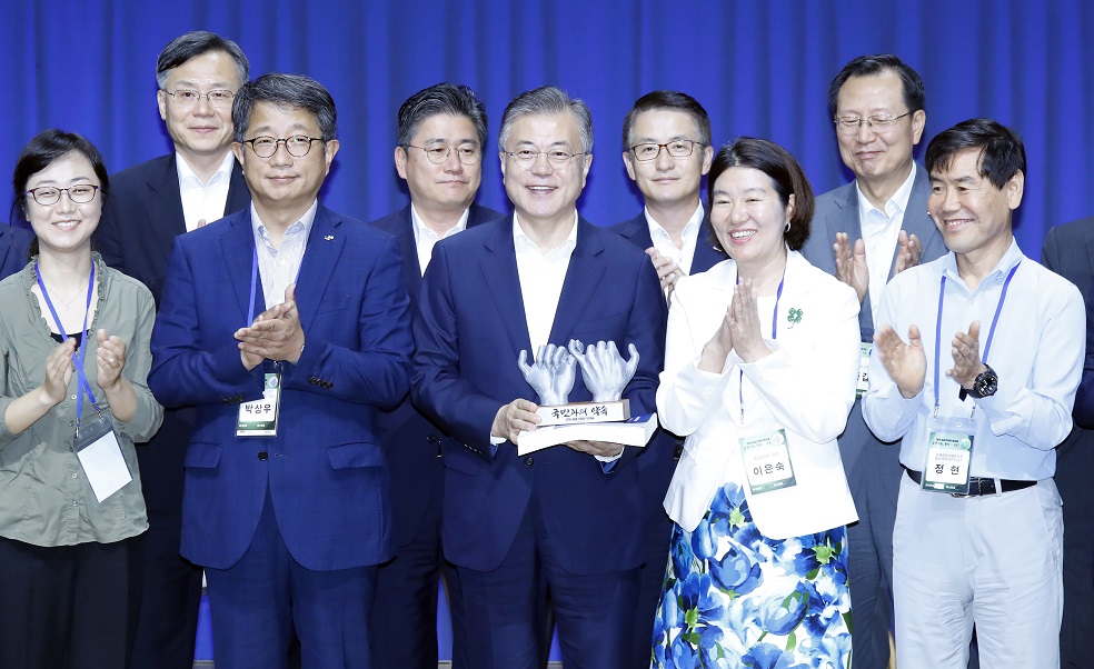 ▲문재인 대통령이 29일 오전 강원도 원주시 건강보험공단 대강당에서 열린 2018 공공기관장 워크숍에서 박상우 한국토지주택공사 사장, 이은숙 국립암센터원장으로부터 각 공공기관별 혁신계획 책자 및 상징물을 전달받은 뒤 기념촬영을 하고 있다. 상징물은 각 기관별 혁신계획을 반드시 실행하겠다는 대국민 약속을 상징하는 것이다.(연합뉴스)