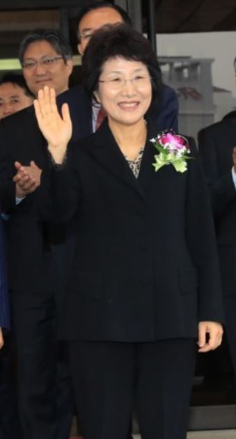 ▲올해 1월 열린 퇴임식에서 박보영 대법관이 손을 흔들고 있다. (사진=연합뉴스)