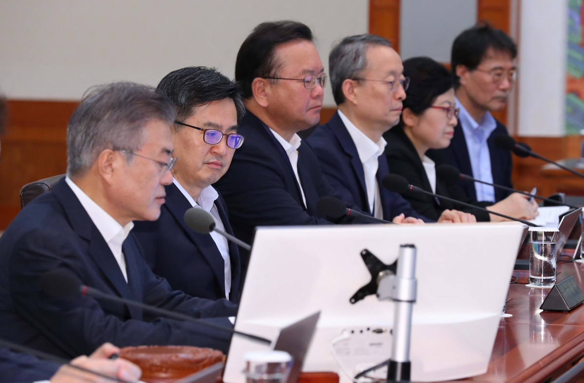 ▲김동연 경제부총리 겸 기획재정부 장관이 28일 청와대 본관에서 열린 국무회의에서 문재인 대통령의 모두발언을 듣고 있다.(뉴시스)