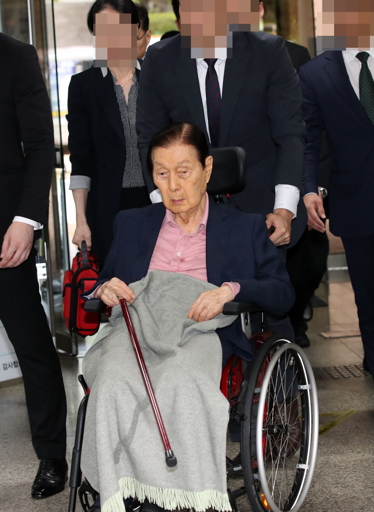 ▲신격호 롯데그룹 명예회장이 29일 오후 서울 서초구 서울고등법원에서 열린 '롯데 오너가 비리' 관련 항소심 14차 공판에 출석하기 위해 법정으로 들어가고 있다. (뉴시스)