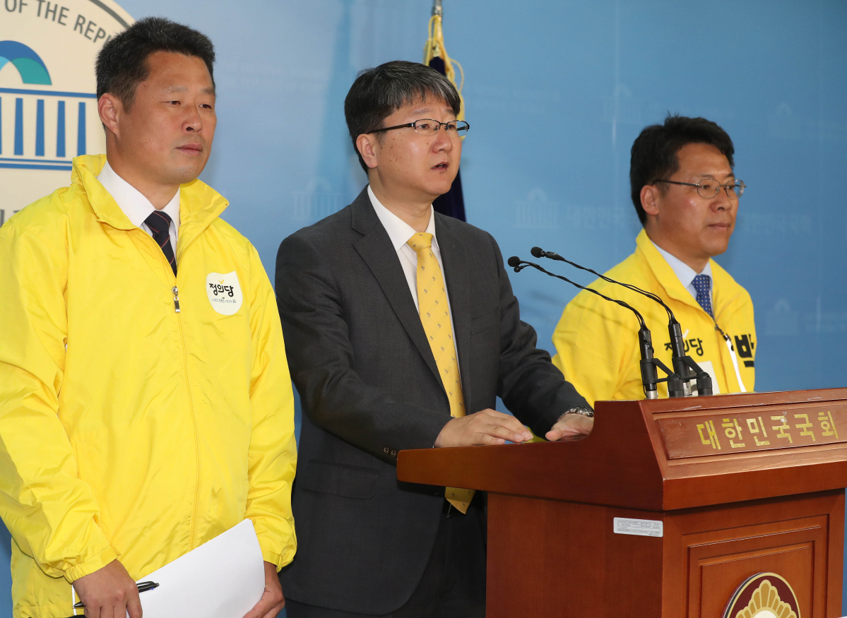 ▲정의당 김용신 정책위의장(가운데)이 지난 4월 국회 본청에서 오는 지방선거에서 정의당의 농업 분야 공약을 발표하고 있다. (연합뉴스)