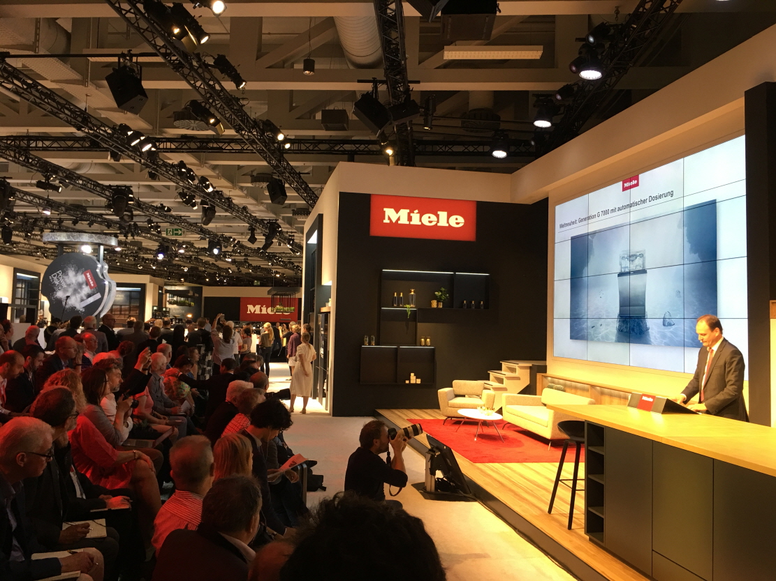 ▲밀레는 29일(현지시간) 독일 베를린에서 열린 IFA 2018 기자간담회에서 세계 최초의 혁신적인 생활가전 및 신기술들을 대거 공개했다. 사진은 기자간담회 모습.(사진제공 밀레)