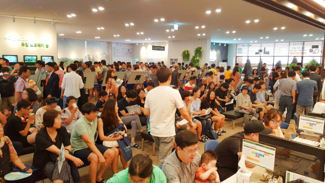 ▲‘동탄역 유림노르웨이숲’ 견본주택을 찾은 방문객들이 상담을 받기 위해 기다리고 있다(사진=유림E&C)