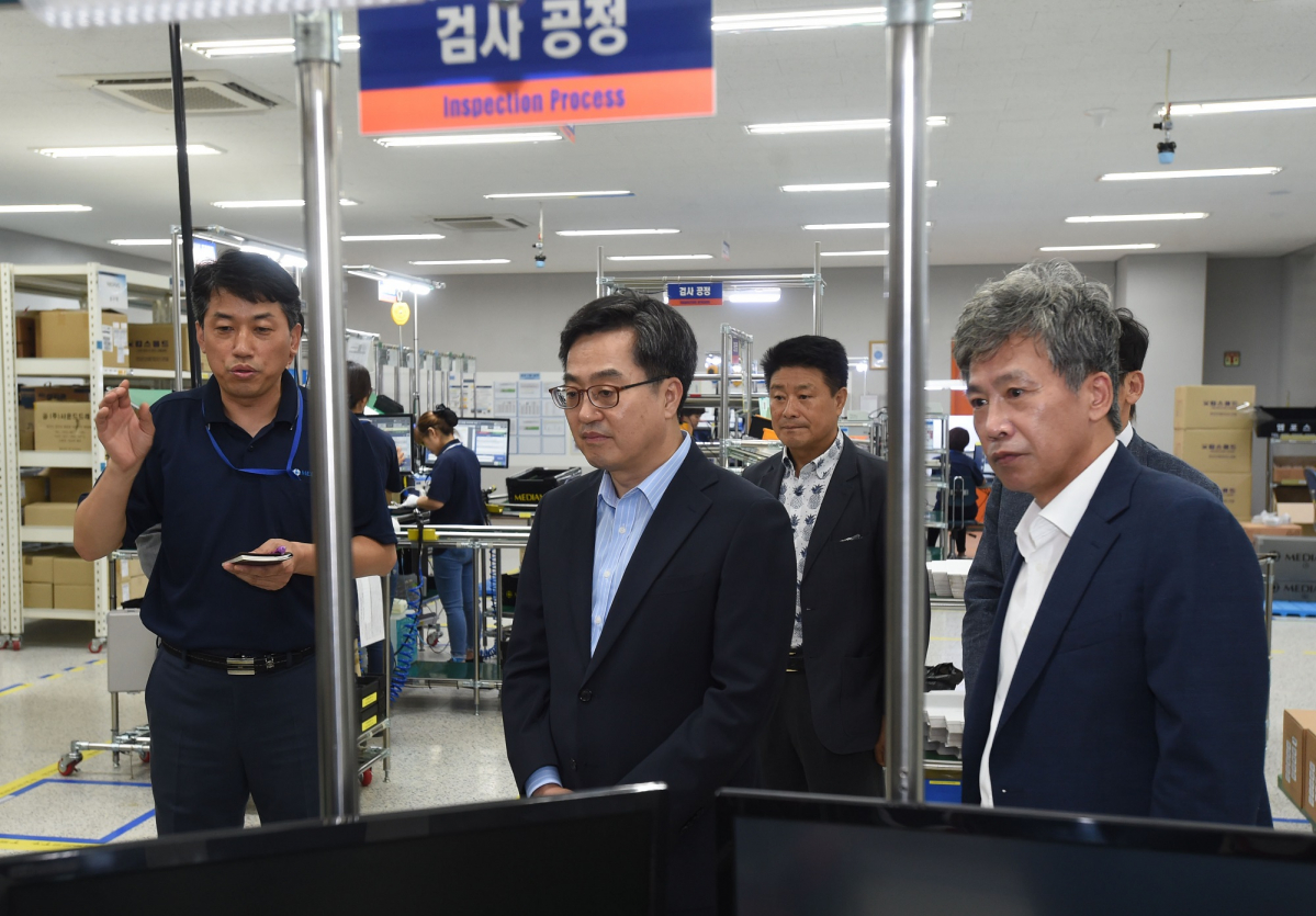 ▲김동연 경제부총리 겸 기획재정부 장관이 29일 의료기기 규제혁신의 일환으로 강원도 원주 동화첨단의료기기산업단지 소재 메디아나를 방문해 기업 관계자로부터 스마트팩토리 라인에 대한 설명을 듣고 있다.(제공=기획재정부)